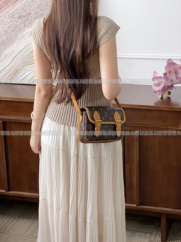 루이비통사첼웨어러블월릿20260116-161805-001루 .jpg