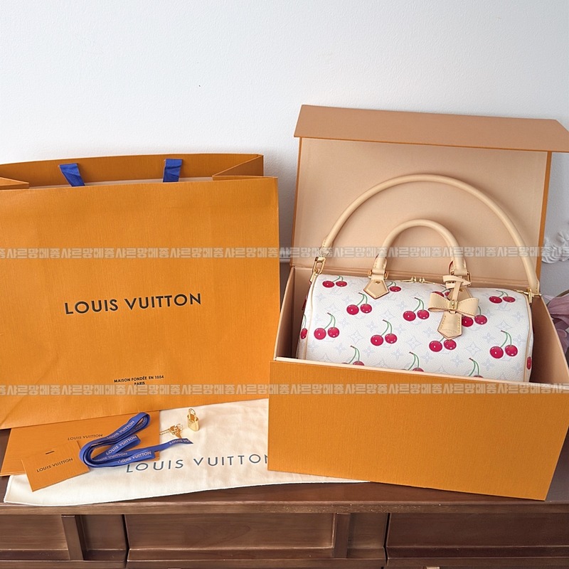 루이비통X무라카미다카시체리스피디소프트반둘리에30화이트 20260122-180040-004루.jpg