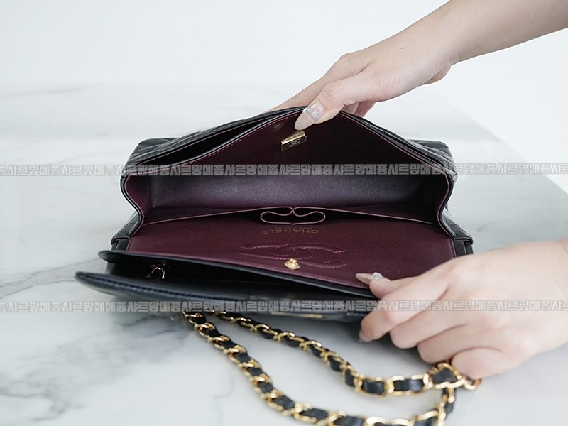 샤넬클래식미듐플랩백불랙금장 20260201-105722-016루.jpg