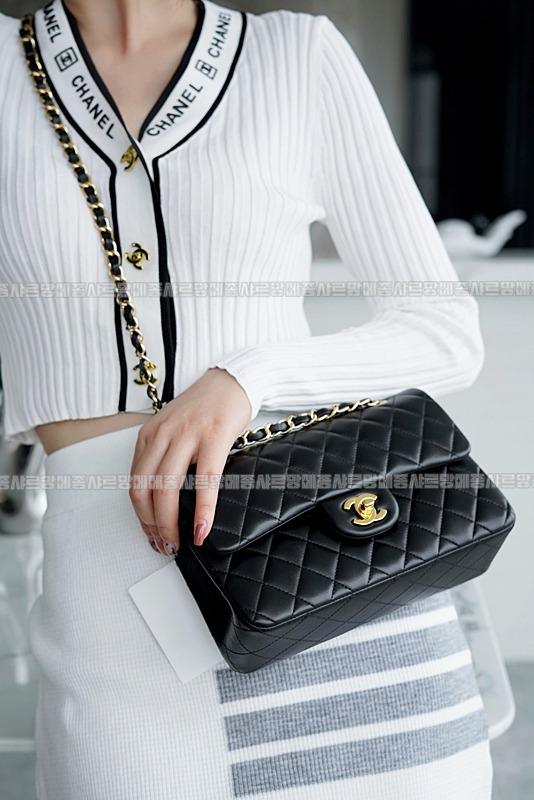 샤넬클래식스몰플랩백블랙금장 20260202-103458-002루.jpg