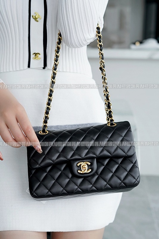샤넬클래식스몰플랩백블랙금장 20260202-103458-001루.jpg