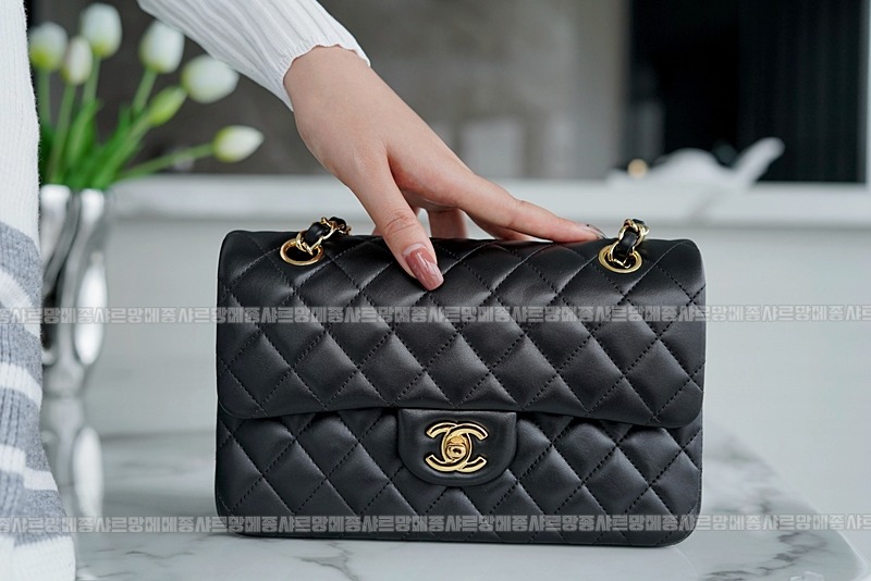 샤넬클래식스몰플랩백블랙금장 20260202-103459-008루.jpg