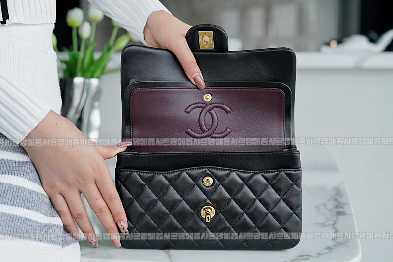 샤넬클래식스몰플랩백블랙금장 20260202-103500-013루.jpg