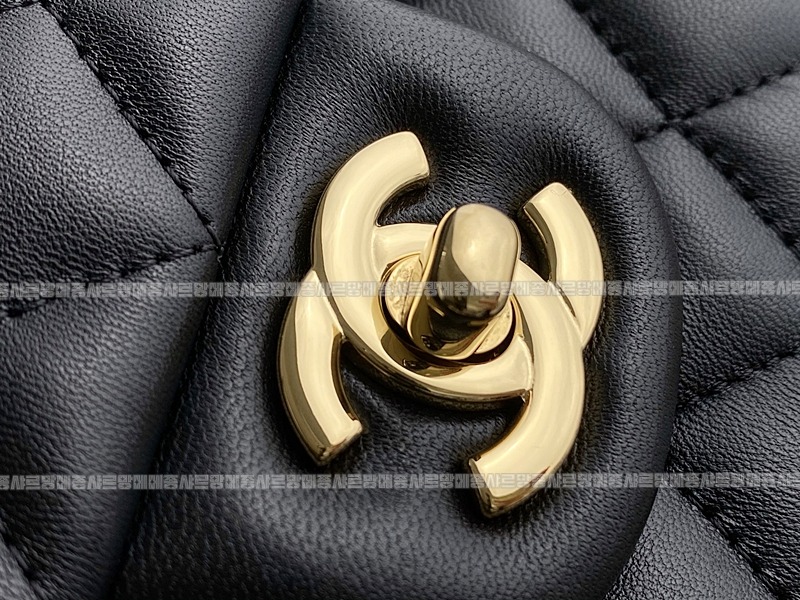 샤넬클래식스몰플랩백블랙금장 20260202-103500-016루.jpg