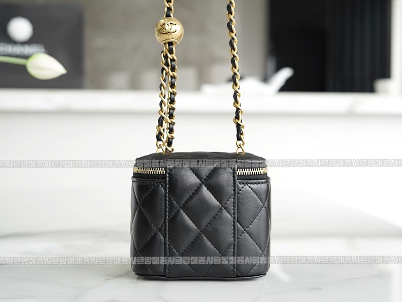 샤넬골드볼스퀘어미니베니티백 20260204-112831-012루.jpg