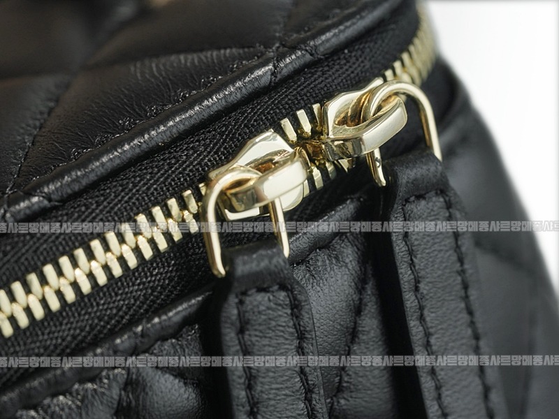 샤넬골드볼스퀘어미니베니티백 20260204-112832-019루.jpg