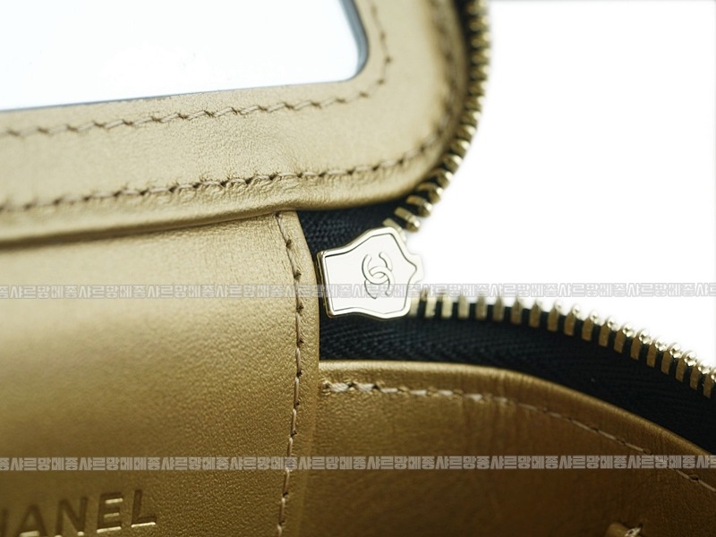 샤넬골드볼스퀘어미니베니티백 20260204-112832-022루.jpg