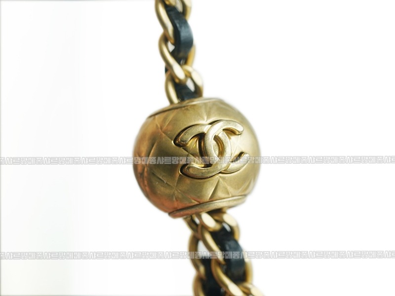 샤넬골드볼스퀘어미니베니티백 20260204-112833-024루.jpg