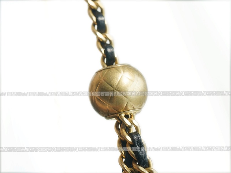 샤넬골드볼스퀘어미니베니티백 20260204-112833-026루.jpg