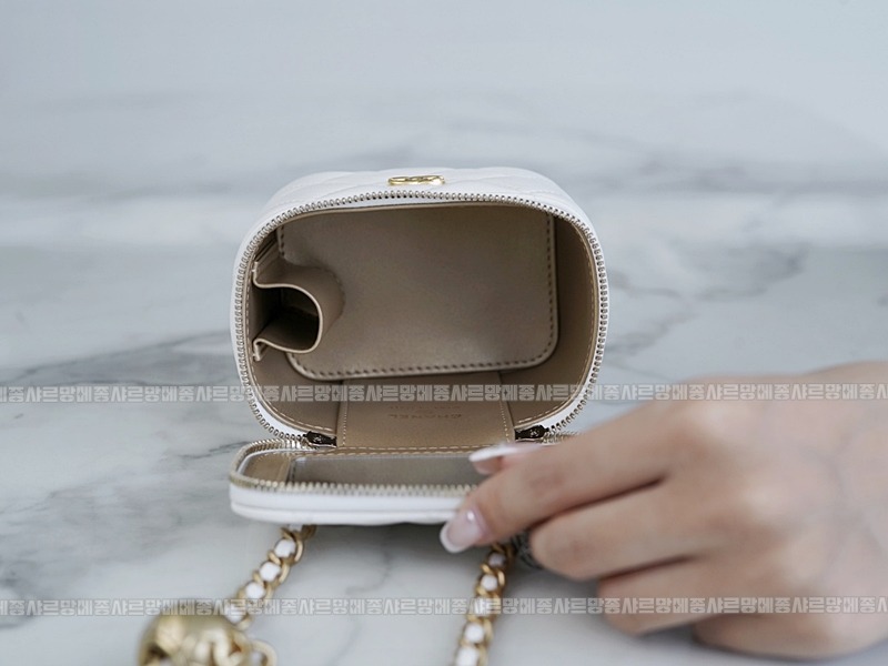 샤넬골드볼스퀘어미니베니티백 20260204-113343-015루.jpg
