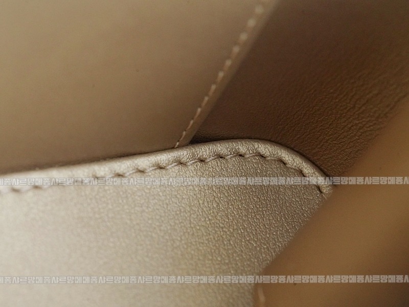 샤넬골드볼스퀘어미니베니티백 20260204-113717-006루.jpg