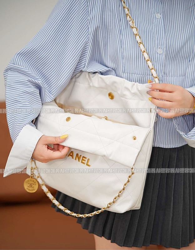 샤넬22P핸드백스몰화이트금장 wsxc1770312091559_0루.jpg
