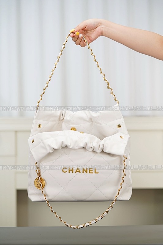 샤넬22P핸드백스몰화이트금장 wsxc1770312096730_4루.jpg