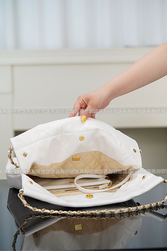 샤넬22P핸드백스몰화이트금장 wsxc1770312096771_6루.jpg