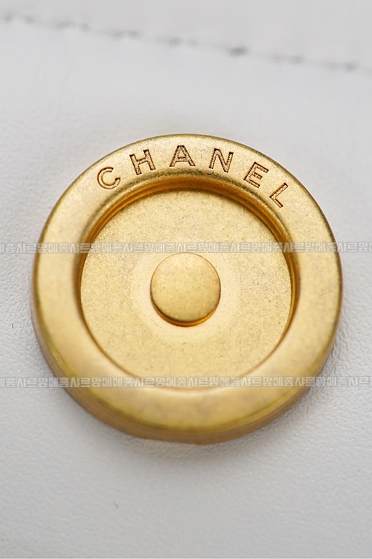 샤넬22P핸드백스몰화이트금장 wsxc1770312122435_3루.jpg