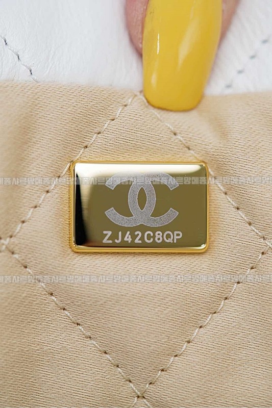 샤넬22P핸드백스몰화이트금장 wsxc1770312128481_1루.jpg