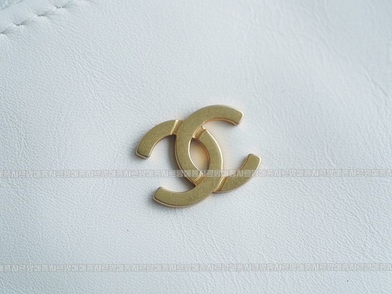 샤넬22P핸드백미디움화이트금장 20260206-094410-026루.jpg