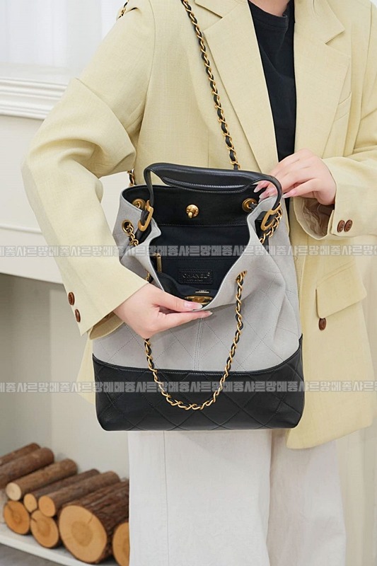 샤넬25A스웨이드및카프스킨체인숄더백 20260207-140843-003루.jpg