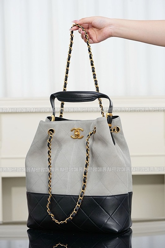 샤넬25A스웨이드및카프스킨체인숄더백 20260207-140844-012루.jpg