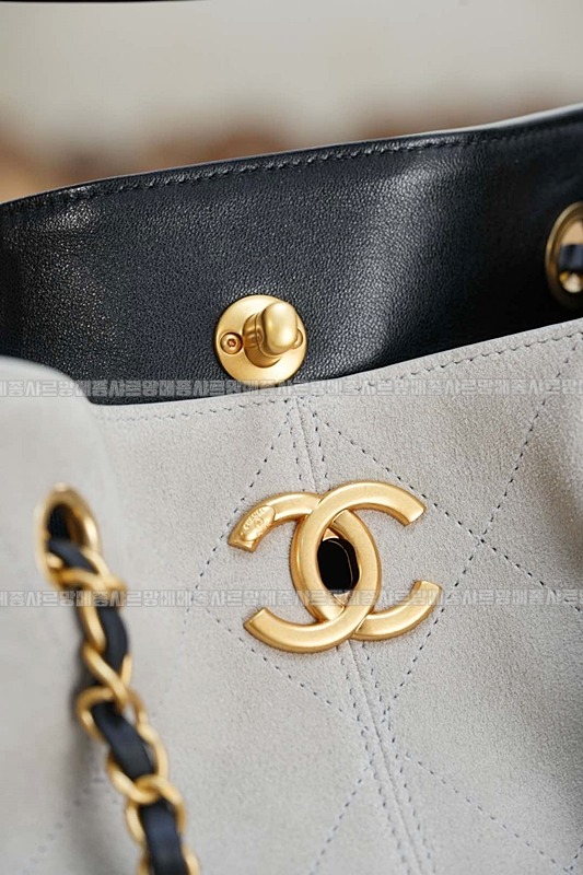 샤넬25A스웨이드및카프스킨체인숄더백 20260207-140846-027루.jpg