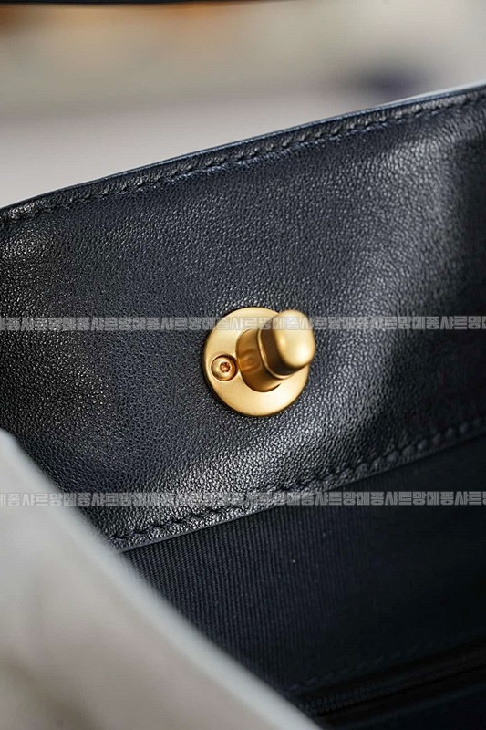 샤넬25A스웨이드및카프스킨체인숄더백 20260207-140846-029루.jpg