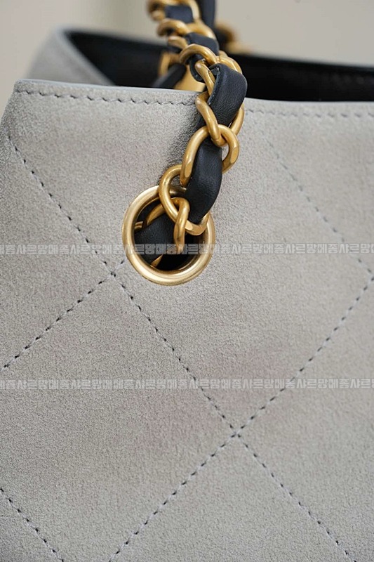 샤넬25A스웨이드및카프스킨체인숄더백 20260207-140847-035루.jpg