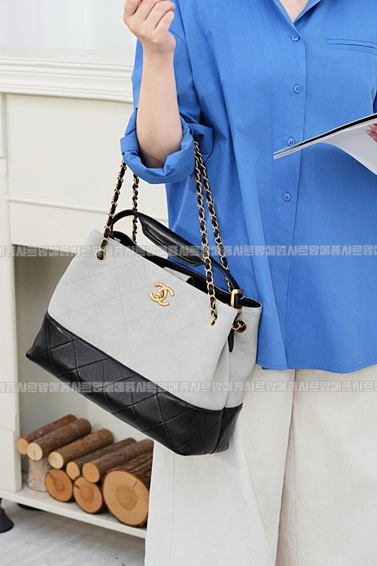 샤넬25A스웨이드및카프스킨체인숄더백 20260207-141529-001루.jpg