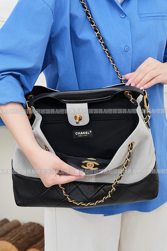 샤넬25A스웨이드및카프스킨체인숄더백 20260207-141529-002루.jpg