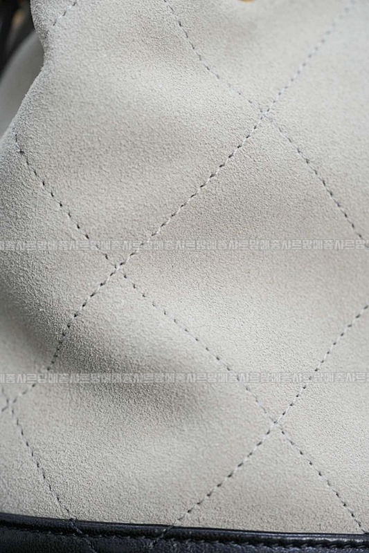 샤넬25A스웨이드및카프스킨체인숄더백 20260207-141532-022루.jpg