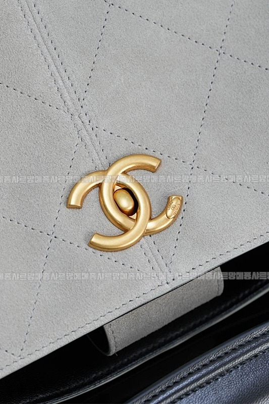 샤넬25A스웨이드및카프스킨체인숄더백 20260207-141532-027루.jpg