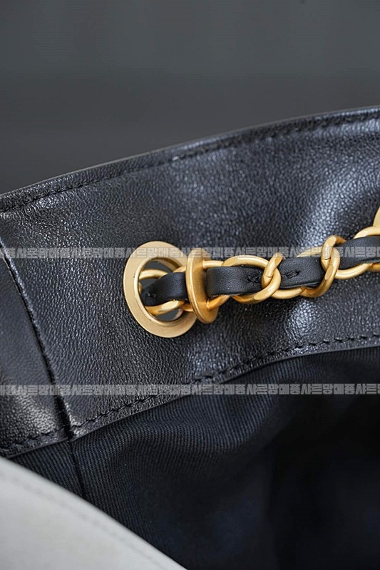 샤넬25A스웨이드및카프스킨체인숄더백 20260207-141534-035루.jpg