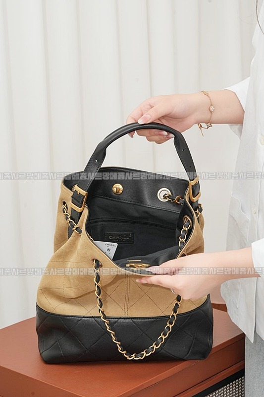 샤넬25A스웨이드및카프스킨체인숄더백 20260207-142115-005루.jpg