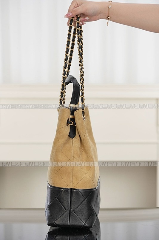 샤넬25A스웨이드및카프스킨체인숄더백 20260207-142116-016루.jpg