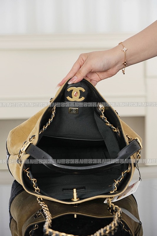 샤넬25A스웨이드및카프스킨체인숄더백 20260207-142117-017루.jpg