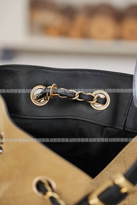 샤넬25A스웨이드및카프스킨체인숄더백 20260207-142120-042루.jpg