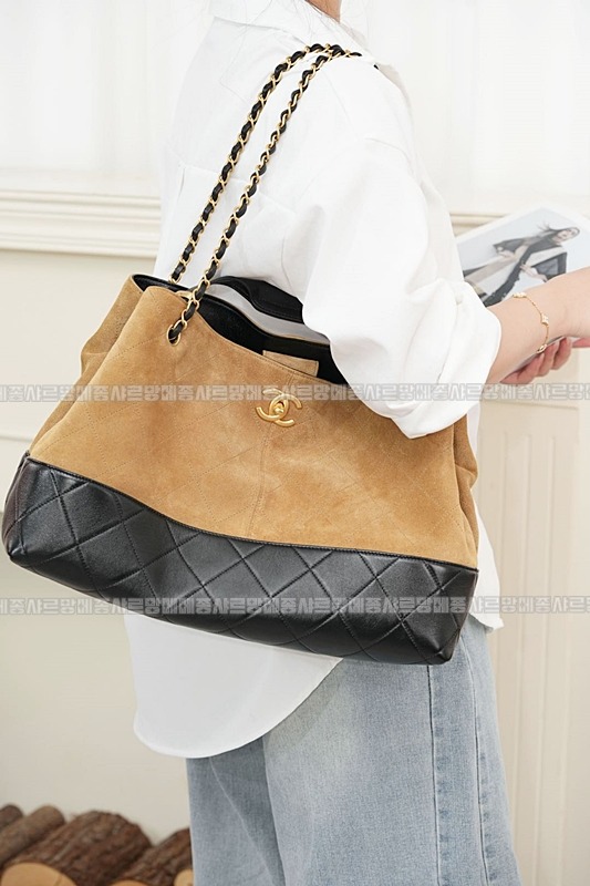 샤넬25A스웨이드및카프스킨체인라지숄더백 20260207-142904-002루.jpg