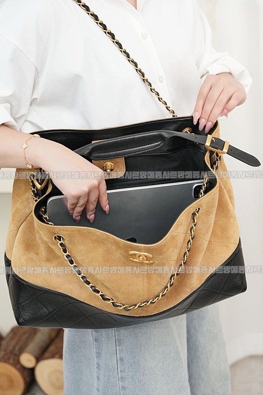 샤넬25A스웨이드및카프스킨체인라지숄더백 20260207-142905-006루.jpg