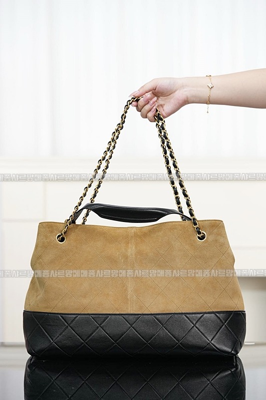 샤넬25A스웨이드및카프스킨체인라지숄더백 20260207-142905-011루.jpg