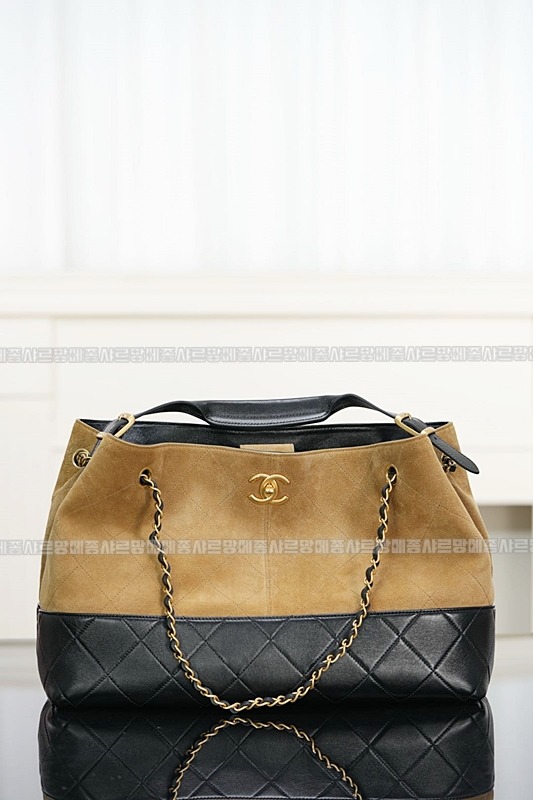 샤넬25A스웨이드및카프스킨체인라지숄더백 20260207-142906-013루.jpg