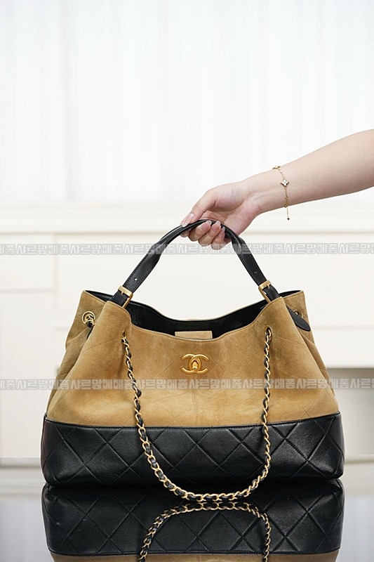 샤넬25A스웨이드및카프스킨체인라지숄더백 20260207-142906-015루.jpg