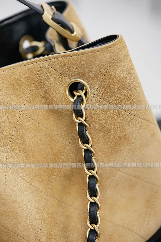 샤넬25A스웨이드및카프스킨체인라지숄더백 20260207-142907-027루.jpg