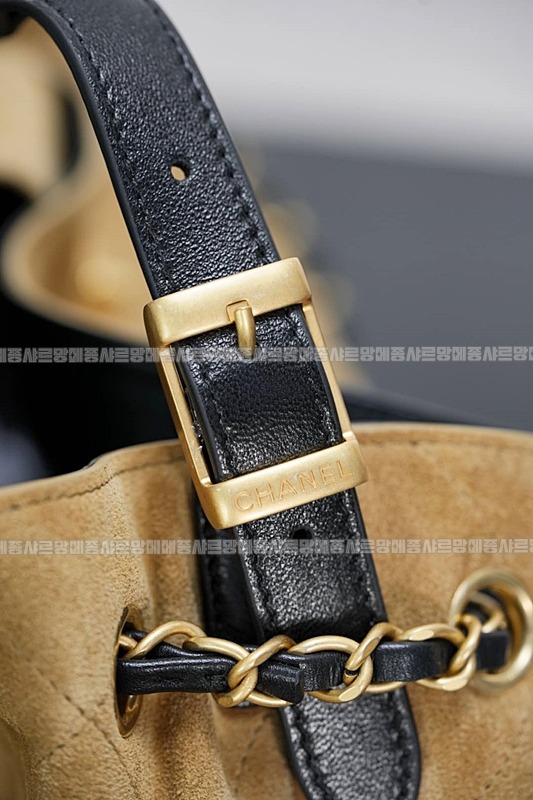 샤넬25A스웨이드및카프스킨체인라지숄더백 20260207-142908-029루.jpg