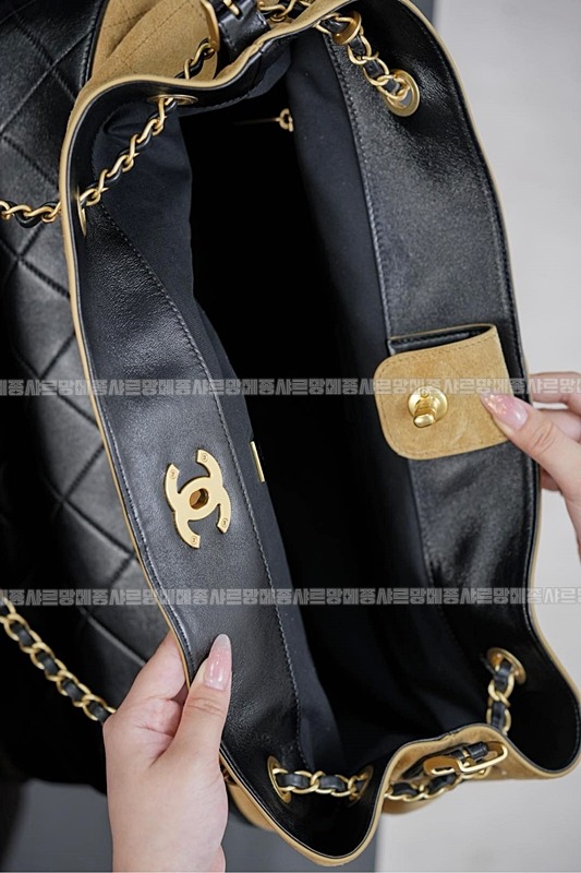 샤넬25A스웨이드및카프스킨체인라지숄더백 20260207-142909-037루.jpg