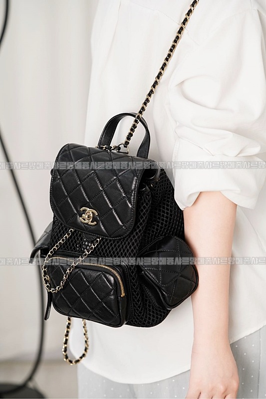샤넬마틀라세블랙램스킨백팩 20260209-154406-003루.jpg
