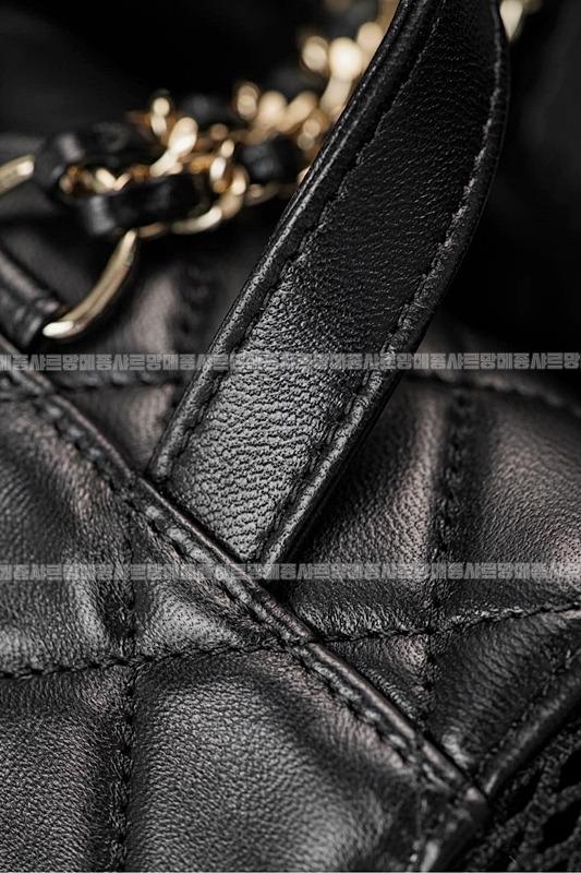 샤넬마틀라세블랙램스킨백팩 20260209-154408-024루.jpg