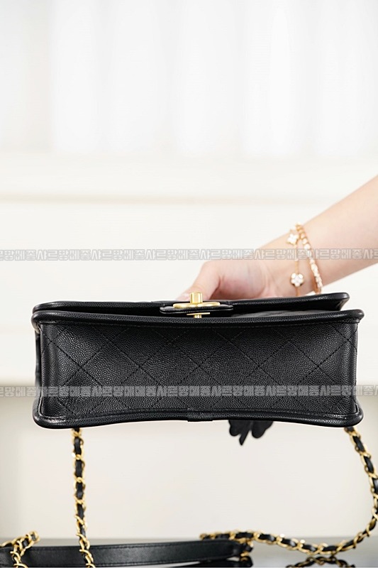 샤넬핸들장식의플랩백 20260210-164713-018루.jpg