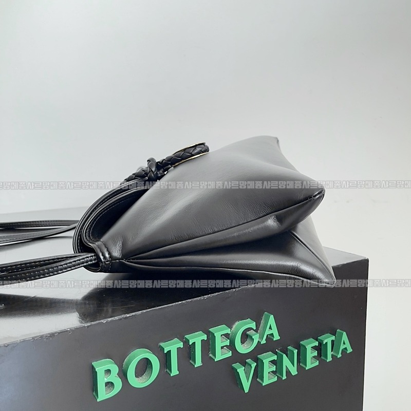 보테가베네타리베르타숄더백미디움 20260215-133803-002루.jpg