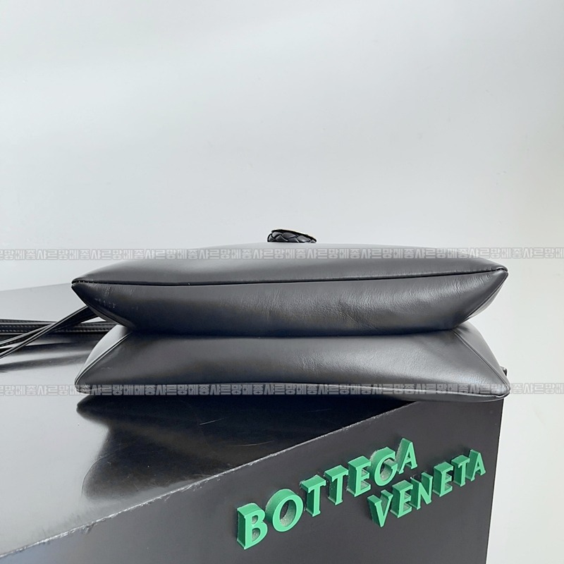 보테가베네타리베르타숄더백미디움 20260215-133804-004루.jpg