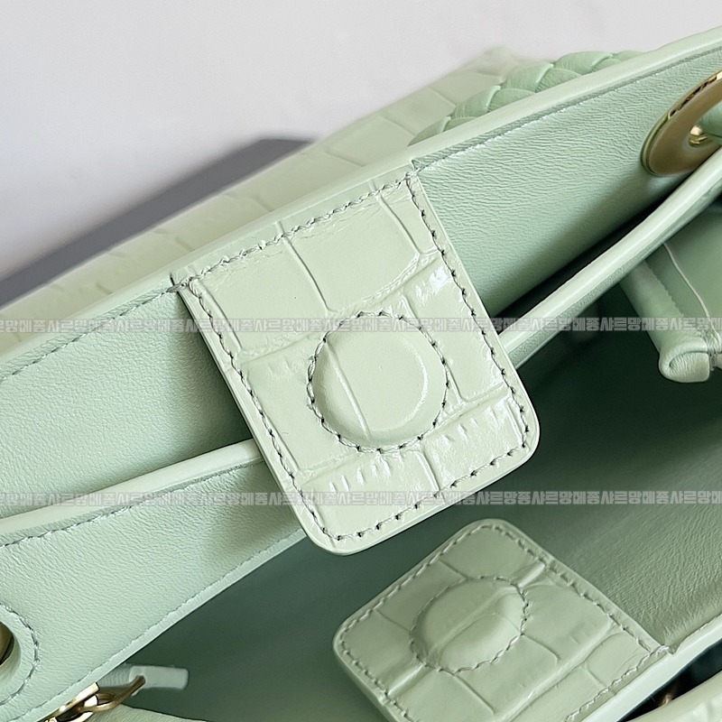 보테가베네타안디아모크로커다일가죽 20260215-151325-005루.jpg