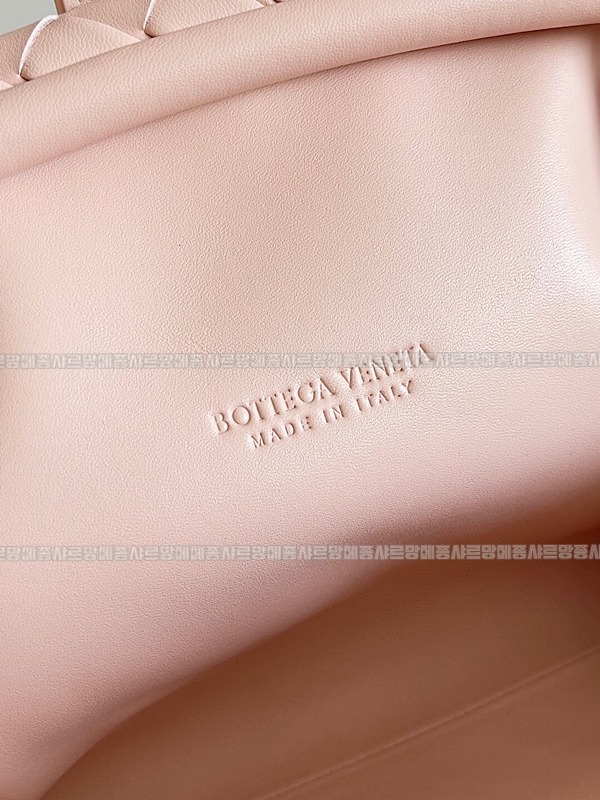 보테가베네타인트래치아토레더클러치미디움 20260216-093823-006루.jpg